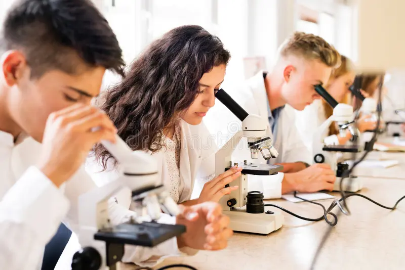 Étudiante enthousiaste au laboratoire.